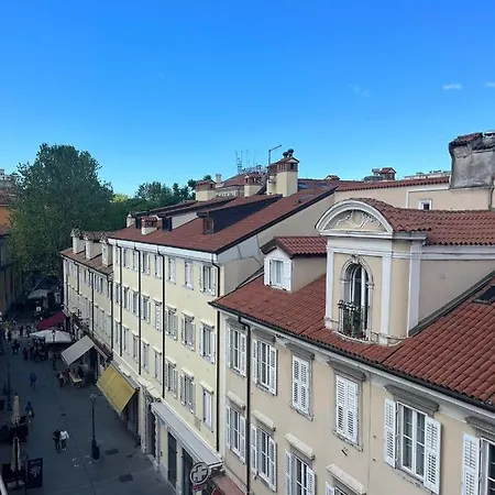 Charlotte Near Piazza Unita * Trieste