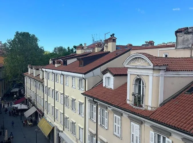 Charlotte Near Piazza Unita * Trieste