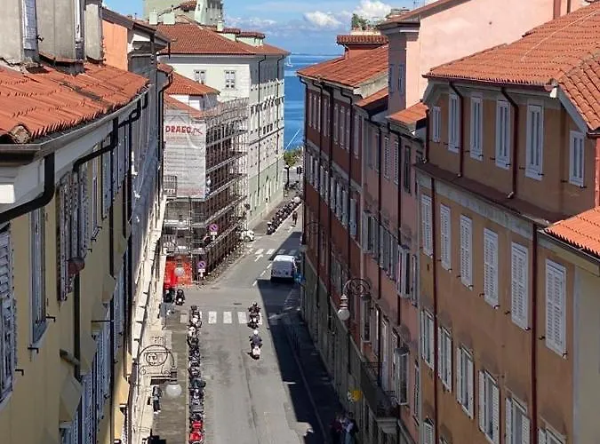 Charlotte Near Piazza Unita