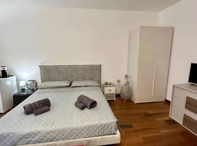 Charlotte Near Piazza Unita